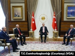 Cumhurbaşkanı Recep Tayyip Erdoğan, dönemin AK Parti Genel Başkanı ve Başbakan Binali Yıldırım, dönemin CHP Genel Başkanı Kemal Kılıçdaroğlu ve MHP Genel Başkanı Devlet Bahçeli’yi kabul etmişti.