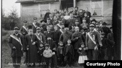 Фото: Прихожане православной церкви Киллисну. 1904–1905. Фото Винсента Соболеффа. Courtesy of the Alaska State Library
