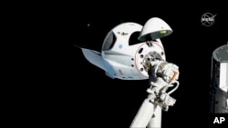 Космический корабль SpaceX Crew Dragon в открытом космосе, 3 марта 2019 года