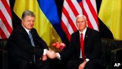 Вице-президент США Майк Пенс и президент Украины Петр Порошенко (архивное фото) 