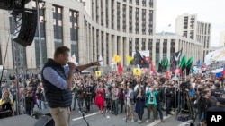 Оппозиционный лидер Алексей Навальный выступает на митинге протеста против решения властей заблокировать часть Интернета. Москва. 30 апреля, 2018. 