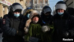 Задержание полицией участника протестной акции в поддержку Навального в Омске (архивное фото) 