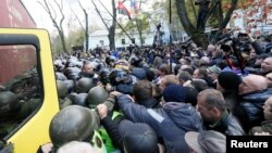 На улице у стен Верховной Рады произошли столкновения демонстрантов с полицией. Киев, Украина. 22 октября 2017 г.